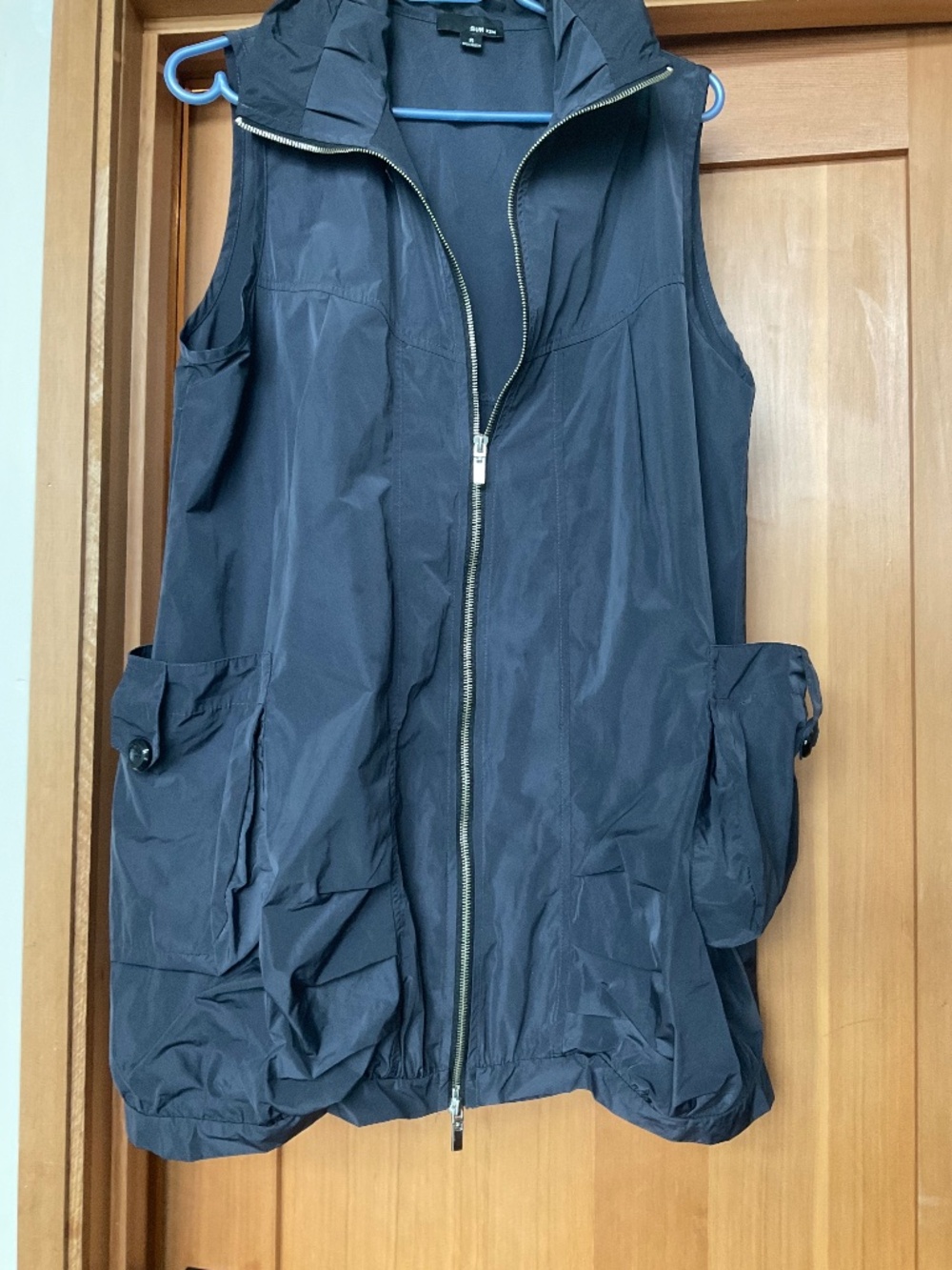 Great vest by Sun Kim ..size small but generous. Color blue grey.